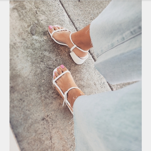 Shoes - 🚨//Mis Amores Collection//White Sandal